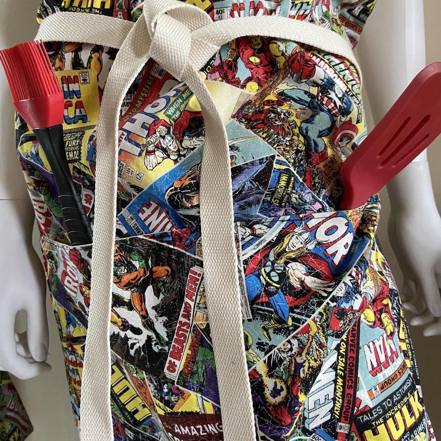 Marvel print adjustable apron with pockets