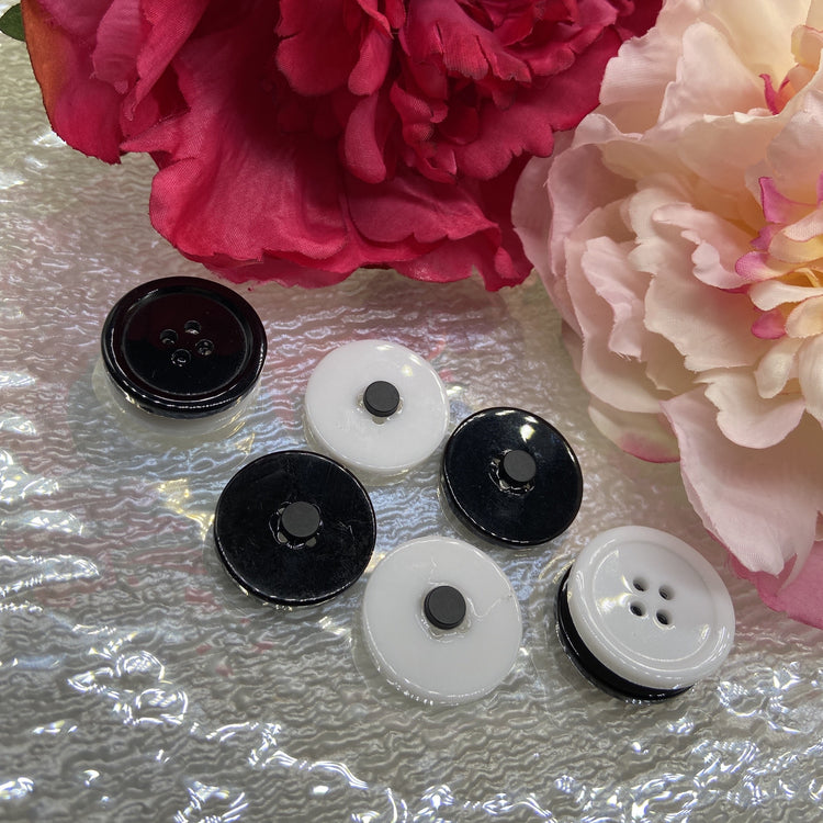 Magnetic buttons on glass plate with flowers